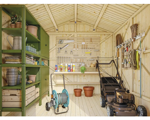 Einrichtungsidee für einen Geräteschuppen mit Rasenmäher, Gartenschlauchwagen, Regalen und Werkzeugen.