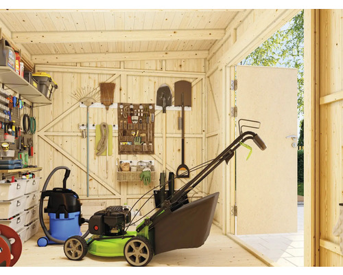 Gerätehausinneneinrichtung mit Rasenmäher, Staubsauger und Gartengeräten an der Wand