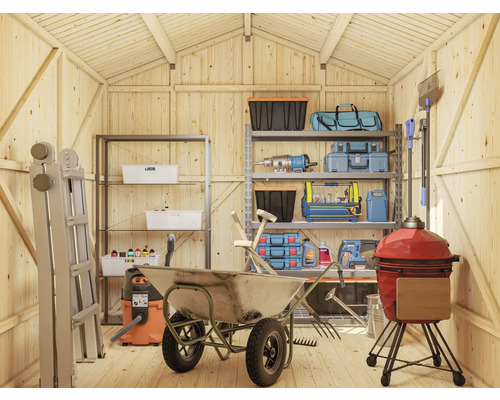 Holzgartenhaus Innenansicht mit Regalen, Werkzeugen, Grill und Leiter