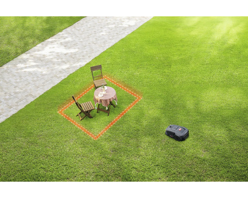Rasenfläche mit Rasenmähroboter und Gartenmöbeln mit Hinderniserkennung