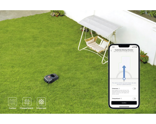 Ein Rasenmähroboter mäht einen Rasen, gesteuert über eine Smartphone-App. Im Hintergrund eine Schaukel.