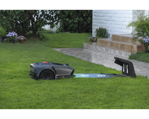 Rasenmähroboter mit Ladestation im Garten