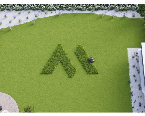 Ansicht von oben eines Rasenmähroboters, der auf einem Rasen in Form eines stilisierten Hornbach Logos mäht
