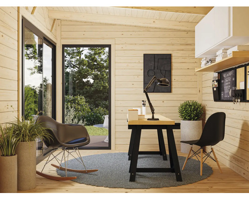 Inneneinrichtung eines Gartenhauses mit Schreibtisch, Stühlen, Regalen und Dekorationen.