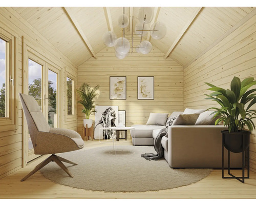 Innenansicht eines Holzhauses mit Möbeln und Dekorationen, einschließlich Sofa, Sessel und Pflanzen