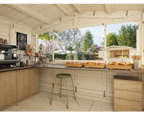 Holzhütte mit Bäckerei, Café, Tresen, Hocker, Backwaren und Blick in den Garten
