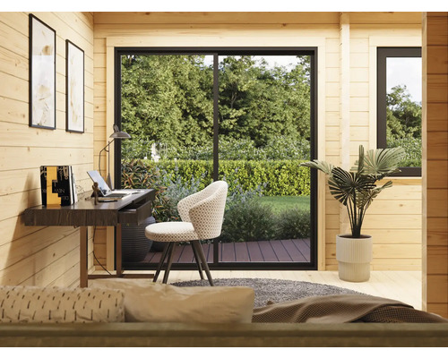 Helles Zimmer mit Holzvertäfelung, Schreibtisch, Stuhl und Blick durch ein großes Fenster ins Grüne