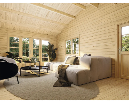 Helles Wohnzimmer mit Holzvertäfelung, Sofa, Teppich und Fenstern