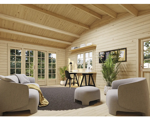 Innenansicht eines Holzhauses mit Sitzmöbeln und Schreibtisch