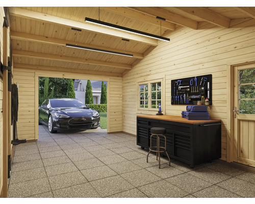 Garage mit Werkbank, Werkzeugwand, Stuhl und Auto