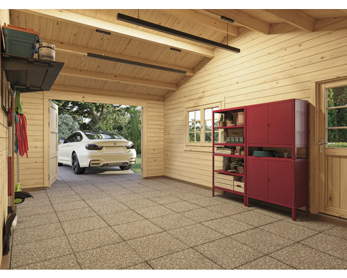 Garage mit Holzwänden, Fliesenboden und rotem Metallregal. Im Hintergrund steht ein Auto in der offenen Garage.
