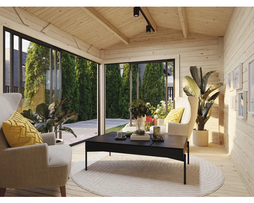 Helles Interieur eines Holzhauses mit Sesseln, Tisch und großen Fensterfronten