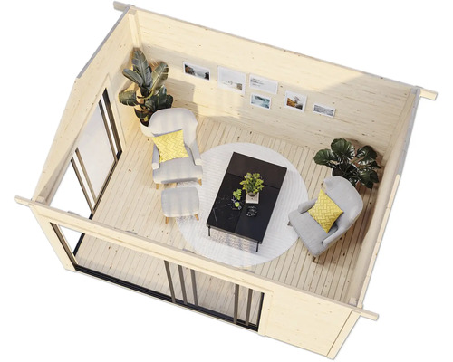 Innenraum eines Holzgartenhauses mit Sitzecke, Couchtisch und Dekoration
