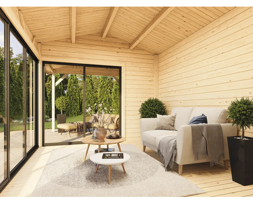 Helles Gartenhaus-Interieur mit Holzverkleidung, Sofa und Glastüren