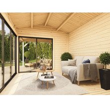 Holzgartenhaus Innenansicht mit Sofa und Tisch