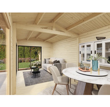 Helles Holzhaus mit Wohnbereich, Esstisch und Blick in den Garten
