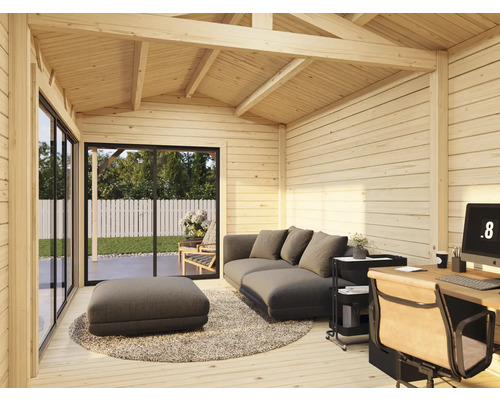 Innenansicht eines Holzhauses mit Sofa, Schreibtisch und Blick in den Garten