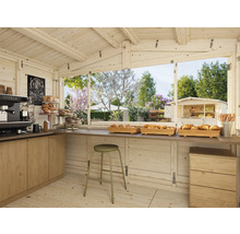 Innenansicht eines Holzgartenhauses mit Bäckerei, Tresen, Cafémaschine, Gebäck und Blick in den Garten