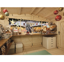 Innenansicht eines Weihnachtsmarktes mit Gebäckauslagen, Dekorationen und einer Glühweinstation
