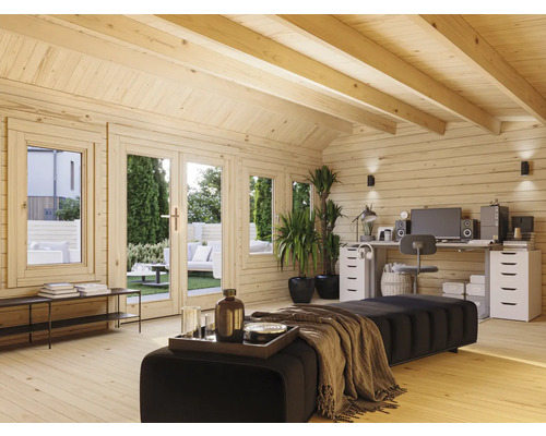 Innenansicht eines Holzhauses mit Fenstern, Türen, Möbeln und einem Schreibtisch