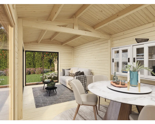 Helle Holzeinrichtung mit Sofa, Tisch und Blick in den Garten