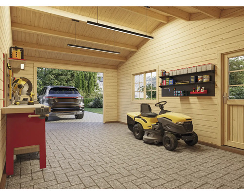 Innenansicht einer Garage aus Holz mit Rasentraktor, Werkbank, Regalen und einem geparkten Auto.