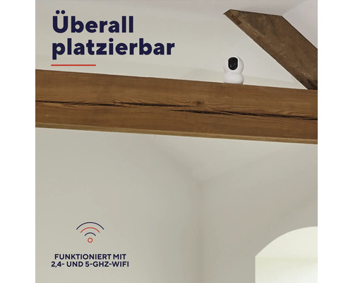 Eine kleine Überwachungskamera auf einem Holzbalken, die mit 2,4- und 5-GHz-WLAN funktioniert.