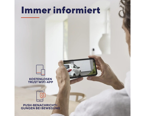 Mann hält Smartphone mit der Trust WiFi App und Push-Benachrichtigungen bei Bewegung in der Hand