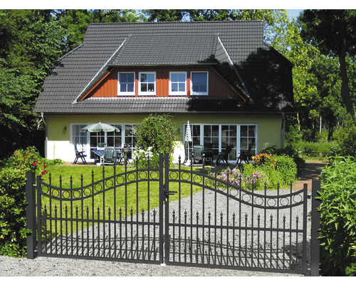 Einfamilienhaus mit schmiedeeisernem Gartentor