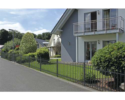 Einfamilienhaus mit Metallzaun zur Straßenseite
