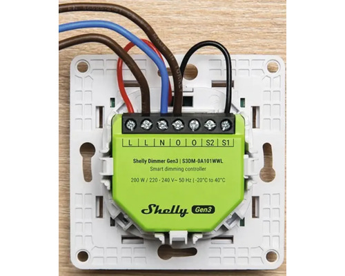 Shelly Dimmer der 3. Generation mit angeschlossenen Kabeln auf einer weißen Montageplatte