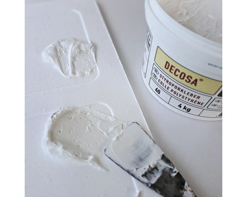 Decosa Styroporkleber mit Spachtel und Kleberresten auf einer Palette