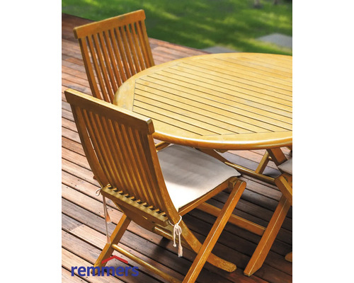 Holz Gartentisch mit Stühlen auf einer Holzterrasse