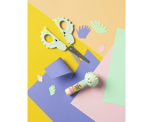 Bastelset mit Schere, Klebestift und Papier