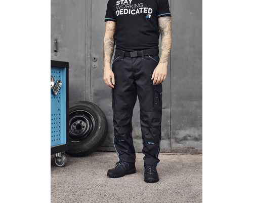 Mann in Arbeitshose mit Gürtel und Arbeitsschuhen