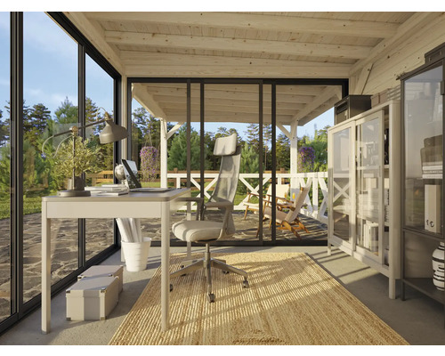 Büro mit Schreibtisch, Bürostuhl, Regalen und Blick ins Grüne