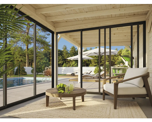 Helle Veranda mit Terrassenmöbeln, Blick auf einen Pool und Garten durch Glasschiebetüren.