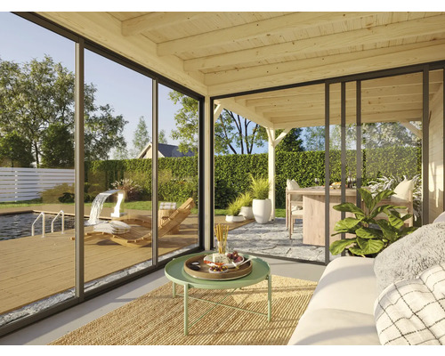 Helles Wohnzimmer mit Blick auf einen Garten mit Pool und Terrasse