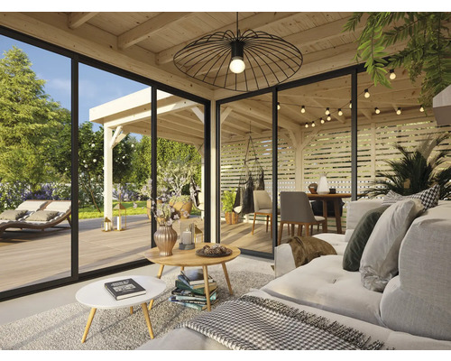 Wohnbereich mit Sitzgruppe, Tisch und Blick in den Garten mit Gartenhaus