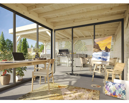 Helles Zimmer mit Holzdecke, Schreibtisch, Stuhl, Staffelei und Blick in den Garten mit Grillplatz