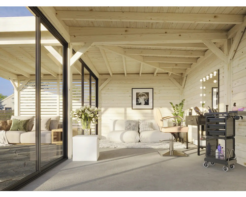 Helle Holzhütte mit Glasschiebetüren, Sitzbereich, Frisierstuhl und Frisiertisch