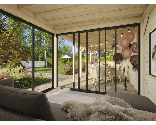Helles Interieur eines Gartenhauses mit Glasschiebetüren und Blick auf den Garten