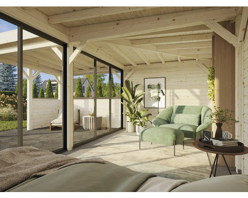 Innenansicht eines hellen Holzhauses mit Möbeln und Blick auf den Garten durch eine Glasfront