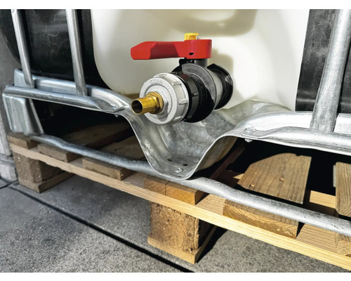 Detailaufnahme eines IBC Containers mit Auslaufhahn auf einer Palette