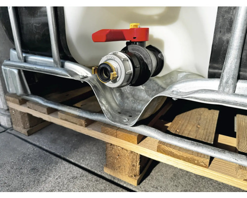 Wassertank mit Auslaufhahn auf einer Holzpalette