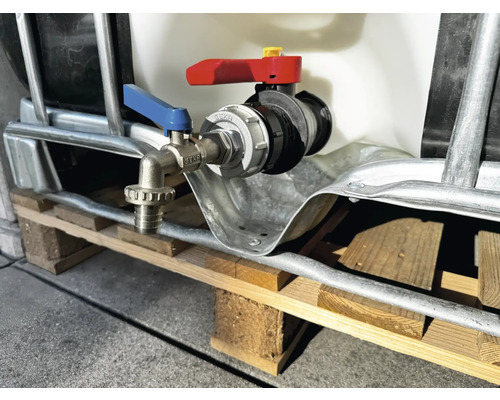 Wassertank mit montiertem Auslaufhahn auf einer Palette