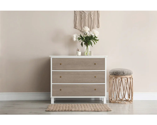 Kommode mit drei Schubladen, Hocker und Dekoration