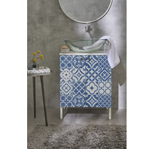 Badezimmer mit Waschtischunterschrank, Aufsatzwaschbecken, Spiegel und Teppich