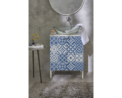 Badezimmer mit Waschtischunterschrank, Aufsatzwaschbecken, Spiegel und Teppich