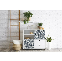 Raumansicht mit weißem Aufbewahrungsschrank, Leiter und Zimmerpflanzen vor einer weißen Ziegelwand